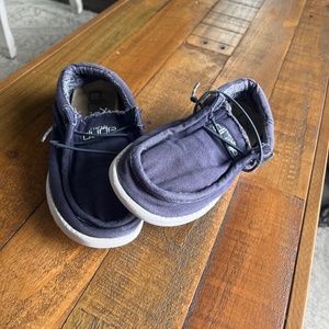 Boys size 2 hey dude shoes